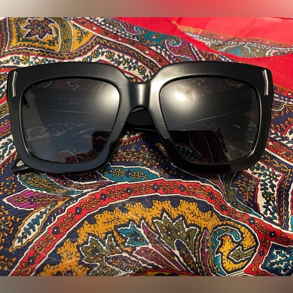 GIVENCHY oversized black sunglasses - Picture 1 of 9